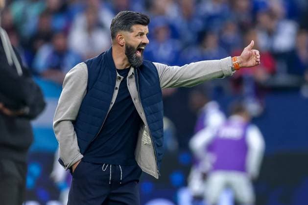 25.09.2025, Fußball, FC Schalke 04 - SpVgg Greuther Fürth, 7.Spieltag, 2. Fußball Bundesliga, Veltins-Arena Gelsenkirchen, Saison 2025 2026: Cheftrainer Miron Muslic (Schalke04) steht gestikulierend an der Seitenlienie Gestik Mimik DFB regulations prohibit any use of photographs as image sequences and or quasi-video. Nordrhein-Westfalen Deutschland
