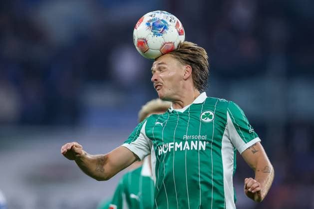 25.09.2025, Fußball, FC Schalke 04 - SpVgg Greuther Fürth, 7.Spieltag, 2. Fußball Bundesliga, Veltins-Arena Gelsenkirchen, Saison 2025 2026: Kopfball Mathias Olesen (Greuther Fürth 08) DFB regulations prohibit any use of photographs as image sequences and or quasi-video. Nordrhein-Westfalen Deutschland