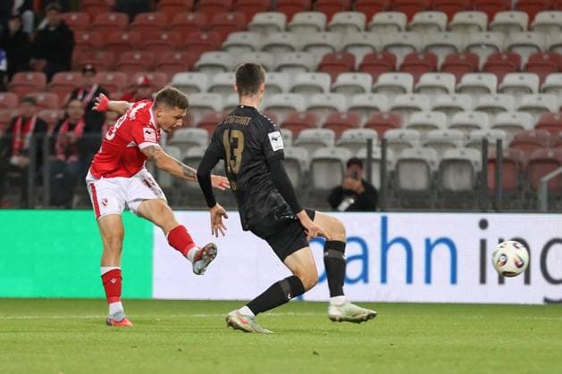 26.09.2025, xtgx, Fussball 3. Liga, FC Energie Cottbus - VfB Stuttgart II emspor, v.l. Erik Engelhardt (Cottbus, 18) Torschuss, schiesst den Ball aufs Tor, Schuss (DFL DFB REGULATIONS PROHIBIT ANY USE OF PHOTOGRAPHS as IMAGE SEQUENCES and or QUASI-VIDEO) Cottbus