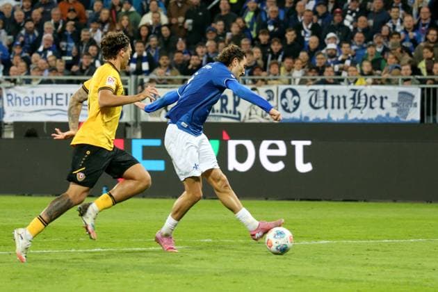 26.09.2025, xpfrx, Fussball 2.Bundesliga, SV Darmstadt 98 - Dynamo Dresden v.l. Fraser Hornby (SV Darmstadt 98) Torschuetze, erzielt das Tor, Treffer, scores the goal 2:0 Julian Pauli (SG Dynamo Dresden) (DFL DFB REGULATIONS PROHIBIT ANY USE OF PHOTOGRAPHS as IMAGE SEQUENCES and or QUASI-VIDEO) Darmstadt