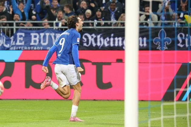 26.09.2025, xpfrx, Fussball 2.Bundesliga, SV Darmstadt 98 - Dynamo Dresden v.l. Torjubel nach dem Tor zum celebrating the goal celebrate 2:0 durch Fraser Hornby (SV Darmstadt 98) (DFL DFB REGULATIONS PROHIBIT ANY USE OF PHOTOGRAPHS as IMAGE SEQUENCES and or QUASI-VIDEO) Darmstadt