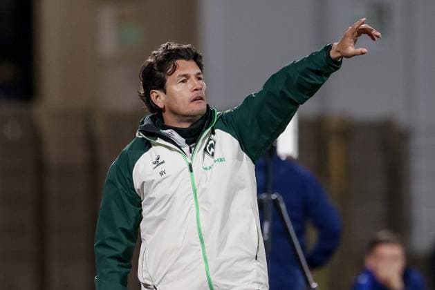 Nelson Valdez (Co-Trainer, SV Werder Bremen II) gibt Anweisungen, gestikuliert, mit den Armen gestikulieren, 26.09.2025, Bremen (Deutschland), Fussball, Regionalliga Nord, SV Werder Bremen II - BSV Kickers Emden *** Nelson Valdez Co Coach, SV Werder Bremen II gives instructions, gestures, gestures with arms, 26 09 2025, Bremen Germany , Soccer, Regionalliga Nord, SV Werder Bremen II BSV Kickers Emden xobx