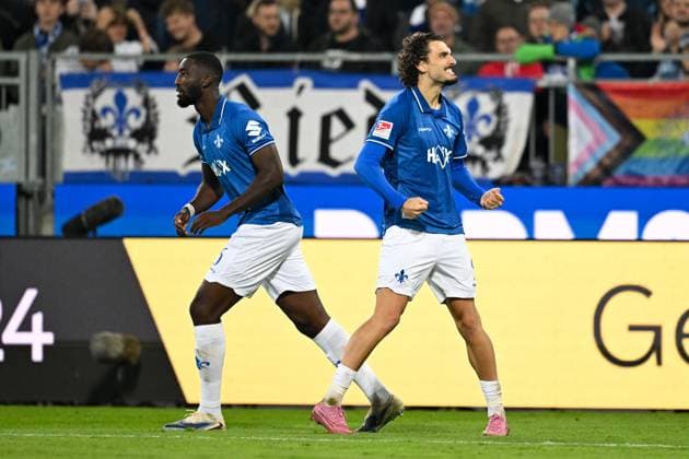 Fraser Hornby (SV Darmstadt 1898, 09) bejubelt das Tor zum 2:0, davor Patric Pfeiffer (SV Darmstadt 1898, 06), GER, SV Darmstadt 98 vs Dynamo Dresden, Fussball, 2.Bundesliga, 7. Spieltag, Spielzeit 2025 2026, 26.09.2025. DFL REGULATIONS PROHIBIT ANY USE OF PHOTOGRAPHS AS IMAGE SEQUENCES AND OR QUASI-VIDEO GER, SV Darmstadt 98 vs Dynamo Dresden, Fussball, 2.Bundesliga, 7. Spieltag, Spielzeit 2025 2026, 26.09.2025. Darmstadt