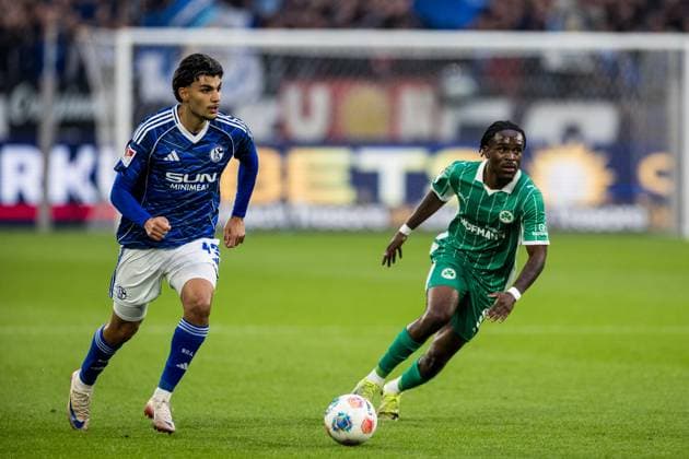 2. Fussball Bundesliga: FC Schalke 04 - SpVgg Greuther Fürth; 26.09.2025 Mertcan Ayhan (FC Schalke 04, 43) am Ball 2. Fussball Bundesliga: FC Schalke 04 - SpVgg Greuther Fürth; Gelsenkirchen, VELTINS-Arena am 01.08.2025 DFL REGULATIONS PROHIBIT ANY USE OF PHOTOGRAPHS AS IMAGE SEQUENCES AND OR QUASI-VIDEO. Copyright: xBEAUTIFULxSPORTS Wunderlx