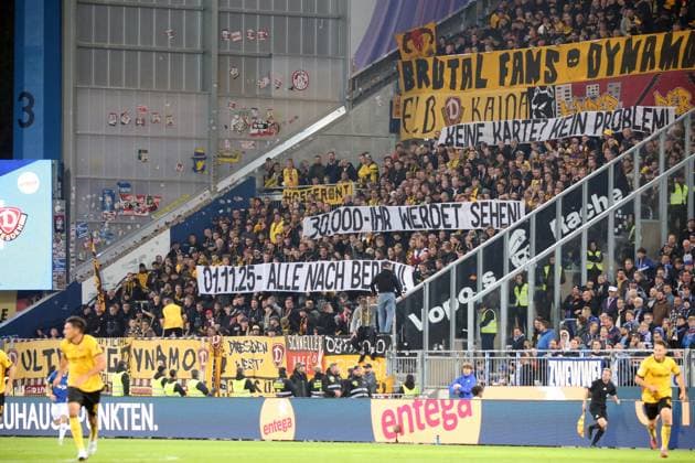 26.09.2025, xpfrx, Fussball 2.Bundesliga, SV Darmstadt 98 - Dynamo Dresden v.l. Fans, Zuschauer, Ultras, Stimmung, Trikots, Schals Spruchband zum Spiel bei Hertha BSC Berlin (DFL DFB REGULATIONS PROHIBIT ANY USE OF PHOTOGRAPHS as IMAGE SEQUENCES and or QUASI-VIDEO) Darmstadt