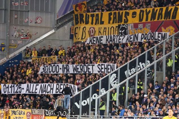 26.09.2025, xpfrx, Fussball 2.Bundesliga, SV Darmstadt 98 - Dynamo Dresden v.l. Fans, Zuschauer, Ultras, Stimmung, Trikots, Schals Spruchband zum Spiel bei Hertha BSC Berlin (DFL DFB REGULATIONS PROHIBIT ANY USE OF PHOTOGRAPHS as IMAGE SEQUENCES and or QUASI-VIDEO) Darmstadt