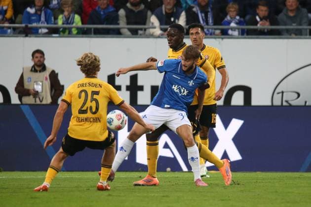 26.09.2025, xpfrx, Fussball 2.Bundesliga, SV Darmstadt 98 - Dynamo Dresden v.l. Jonas Oehmichen (SG Dynamo Dresden) Kilian Julian Corredor (SV Darmstadt 98) Kofi Amoako (SG Dynamo Dresden) Zweikampf, Aktion, action, battle for the ball (DFL DFB REGULATIONS PROHIBIT ANY USE OF PHOTOGRAPHS as IMAGE SEQUENCES and or QUASI-VIDEO) Darmstadt