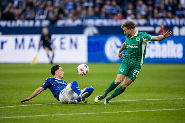2. Fussball Bundesliga: FC Schalke 04 - SpVgg Greuther Fürth; 26.09.2025 Zweikampf Soufiane El-Faouzi (Schalke 04, 23), Jannik Dehm (SpVgg Greuther Fürth, 23) 2. Fussball Bundesliga: FC Schalke 04 - SpVgg Greuther Fürth; Gelsenkirchen, VELTINS-Arena am 01.08.2025 DFL REGULATIONS PROHIBIT ANY USE OF PHOTOGRAPHS AS IMAGE SEQUENCES AND OR QUASI-VIDEO. Copyright: xBEAUTIFULxSPORTS Wunderlx