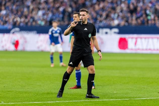 2. Fussball Bundesliga: FC Schalke 04 - SpVgg Greuther Fürth; 26.09.2025 Schiedsrichter Tom Bauer 2. Fussball Bundesliga: FC Schalke 04 - SpVgg Greuther Fürth; Gelsenkirchen, VELTINS-Arena am 01.08.2025 DFL REGULATIONS PROHIBIT ANY USE OF PHOTOGRAPHS AS IMAGE SEQUENCES AND OR QUASI-VIDEO. Copyright: xBEAUTIFULxSPORTS Wunderlx