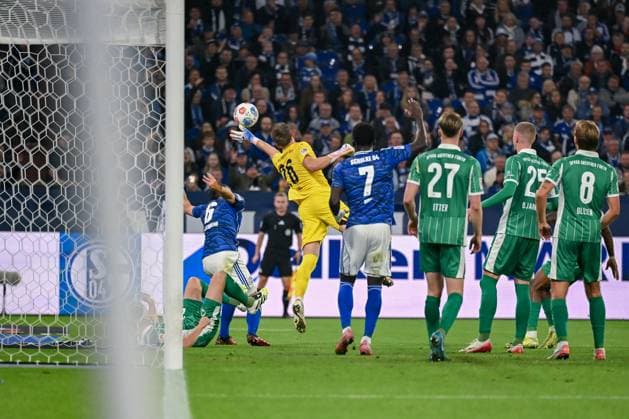 26.09.2025, Fussball, 2. Bundesliga, Saison 2025 2026, 7. Spieltag, FC Schalke 04 - SpVgg Greuther Fürth, Pelle Boevink (SpVgg Greuther Fürth) klärt den Ball, xRHR-FOTO YYx Copyright: KROEGER RHR-FOTOx RHR-FOTO YY