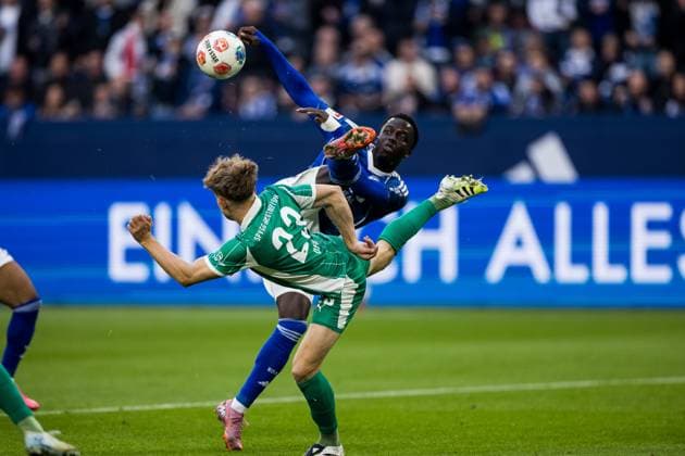 2. Fussball Bundesliga: FC Schalke 04 - SpVgg Greuther Fürth; 26.09.2025 Zweikampf Jannik Dehm (SpVgg Greuther Fürth, 23), Christian Pierre Louis Gomis (Schalke 04, 7) 2. Fussball Bundesliga: FC Schalke 04 - SpVgg Greuther Fürth; Gelsenkirchen, VELTINS-Arena am 01.08.2025 DFL REGULATIONS PROHIBIT ANY USE OF PHOTOGRAPHS AS IMAGE SEQUENCES AND OR QUASI-VIDEO. Copyright: xBEAUTIFULxSPORTS Wunderlx