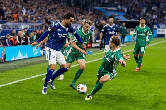 2. Fussball Bundesliga: FC Schalke 04 - SpVgg Greuther Fürth; 26.09.2025 Zweikampf Kenan Karaman (Schalke 04, 19), Branimir Hrgota (SpVgg Greuther Fürth, 10) 2. Fussball Bundesliga: FC Schalke 04 - SpVgg Greuther Fürth; Gelsenkirchen, VELTINS-Arena am 01.08.2025 DFL REGULATIONS PROHIBIT ANY USE OF PHOTOGRAPHS AS IMAGE SEQUENCES AND OR QUASI-VIDEO. Copyright: xBEAUTIFULxSPORTS Wunderlx
