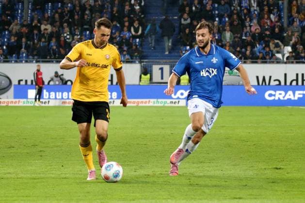 26.09.2025, xpfrx, Fussball 2.Bundesliga, SV Darmstadt 98 - Dynamo Dresden v.l. Konrad Faber (SG Dynamo Dresden) Kilian Julian Corredor (SV Darmstadt 98) Zweikampf, Aktion, action, battle for the ball (DFL DFB REGULATIONS PROHIBIT ANY USE OF PHOTOGRAPHS as IMAGE SEQUENCES and or QUASI-VIDEO) Darmstadt