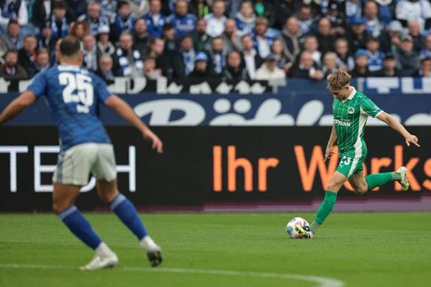 Jannik Dehm (SpVgg Greuther Fürth)beim Spiel der 2. Bundesliga (Saison 2025 26) FC Schalke 04 - Greuther Fürth Copyright: Thomas Pakusch