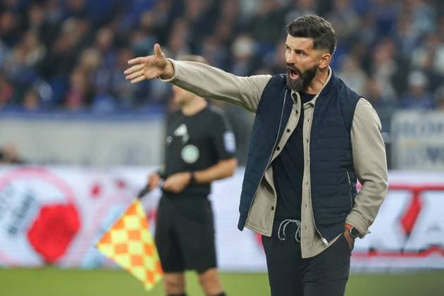 2. Bundesliga - FC Schalke 04 - SpVgg Greuther Fürth am 25.09.2025 in der Veltins-Arena auf Schalke Trainer Miron Muslic (Schalke) gestikuliert