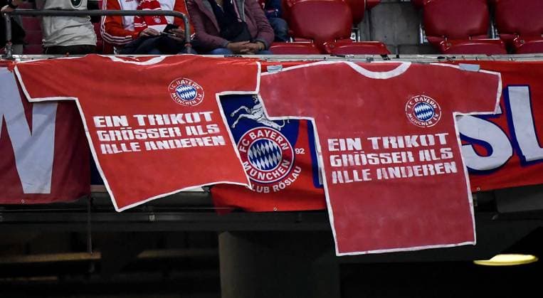 26.09.2025, xemx, Fussball 1.Bundesliga, FC Bayern Muenchen - SV Werder Bremen v.l. Banner, Trikot, EIN TRIKOT GROESSER ALS ALLE ANDEREN (DFL DFB REGULATIONS PROHIBIT ANY USE OF PHOTOGRAPHS as IMAGE SEQUENCES and or QUASI-VIDEO) Muenchen