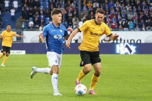 26.09.2025, xpfrx, Fussball 2.Bundesliga, SV Darmstadt 98 - Dynamo Dresden v.l. Leon Klassen (SV Darmstadt 98) Konrad Faber (SG Dynamo Dresden) Zweikampf, Aktion, action, battle for the ball (DFL DFB REGULATIONS PROHIBIT ANY USE OF PHOTOGRAPHS as IMAGE SEQUENCES and or QUASI-VIDEO) Darmstadt
