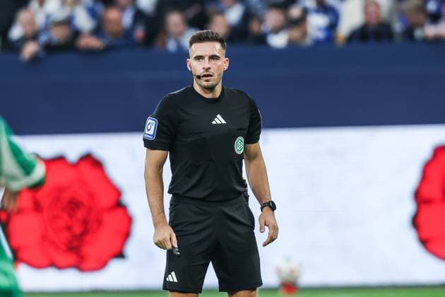 Fussball, 2. Bundesliga Saison 2025 2026 7. Spieltag FC Schalke 04 - SpVgg Greuther Fürth 26.09.2025, VELTINS-Arena Tom Bauer (Schiedsrichter) Gelsenkirchen VELTINS-Arena Nordrhein-Westfalen Deutschland