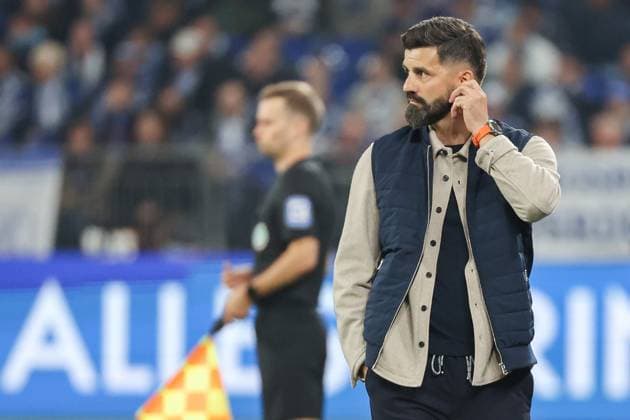 2. Bundesliga - FC Schalke 04 - SpVgg Greuther Fürth am 25.09.2025 in der Veltins-Arena auf Schalke Trainer Miron Muslic (Schalke) nachdenklich