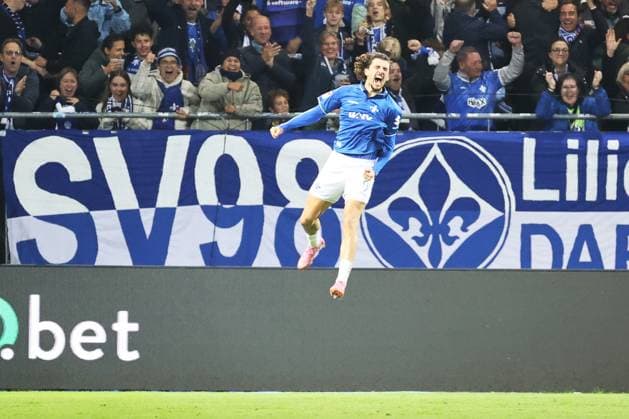 Sport Bilder des Tages 26.09.2025, xtvx, Fussball 2.Bundesliga, SV Darmstadt 98 - Dynamo Dresden v.l. Goal scored, Tor zum 2:0 Fraser Hornby (SV Darmstadt 98) Torjubel, Goal celebration, celebrate the goal, celebrates scoring (DFL DFB REGULATIONS PROHIBIT ANY USE OF PHOTOGRAPHS as IMAGE SEQUENCES and or QUASI-VIDEO) Darmstadt