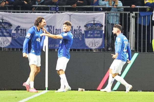 26.09.2025, xtvx, Fussball 2.Bundesliga, SV Darmstadt 98 - Dynamo Dresden v.l. Goal scored, Tor zum 2:0 Fraser Hornby (SV Darmstadt 98) Torjubel, Goal celebration, celebrate the goal, celebrates scoring (DFL DFB REGULATIONS PROHIBIT ANY USE OF PHOTOGRAPHS as IMAGE SEQUENCES and or QUASI-VIDEO) Darmstadt