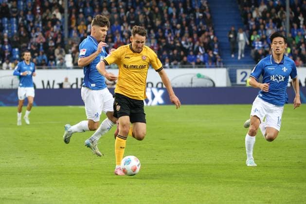 26.09.2025, xpfrx, Fussball 2.Bundesliga, SV Darmstadt 98 - Dynamo Dresden v.l. Leon Klassen (SV Darmstadt 98) Konrad Faber (SG Dynamo Dresden) Zweikampf, Aktion, action, battle for the ball (DFL DFB REGULATIONS PROHIBIT ANY USE OF PHOTOGRAPHS as IMAGE SEQUENCES and or QUASI-VIDEO) Darmstadt