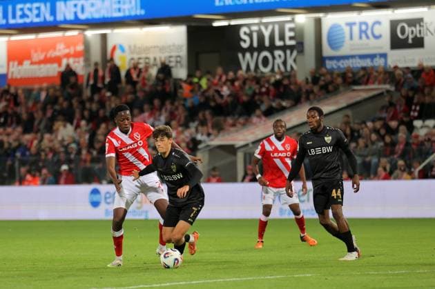 2 King Manu (Energie Cottbus, l.), 7 Lauri Penna (Stuttgart, M.), 44 Mohamed Sankoh (Stuttgart, r.) Fussball 3. Liga 2025 2026 FC Energie Cottbus - VfB Stuttgart II