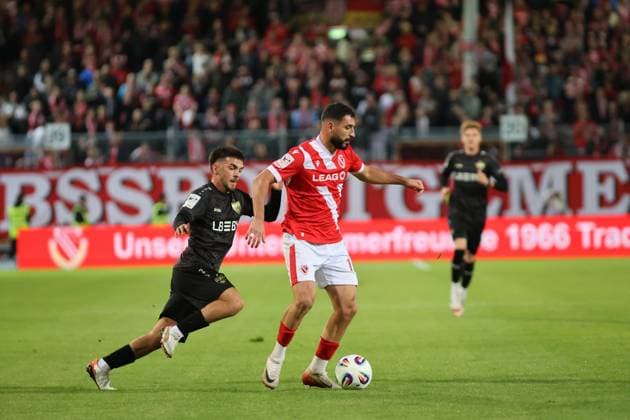 8 Samuele Di Benedetto (Stuttgart, l.) verfolgt 10 Tolcay Cigerci (Energie Cottbus) Fussball 3. Liga 2025 2026 FC Energie Cottbus - VfB Stuttgart II