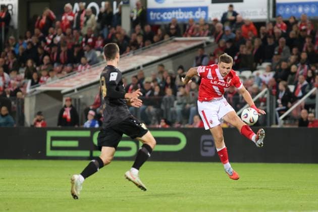 18 Erik Engelhardt (Energie Cottbus, r.) Fussball 3. Liga 2025 2026 FC Energie Cottbus - VfB Stuttgart II