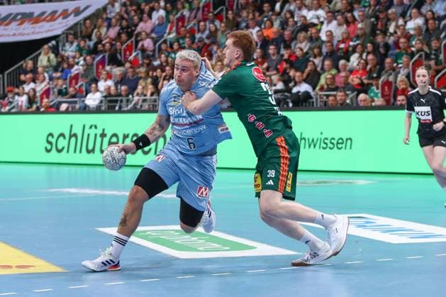 26.09.2025, xgox, Handball - Daikin HBL, TSV Hannover-Burgdorf - HC Erlangen emspor, v.l. Marek Nissen (Erlangen, 6), Lukas Stutzke (Hannover, 39) Zweikampf, Duell, Kampf, tackle Hannover