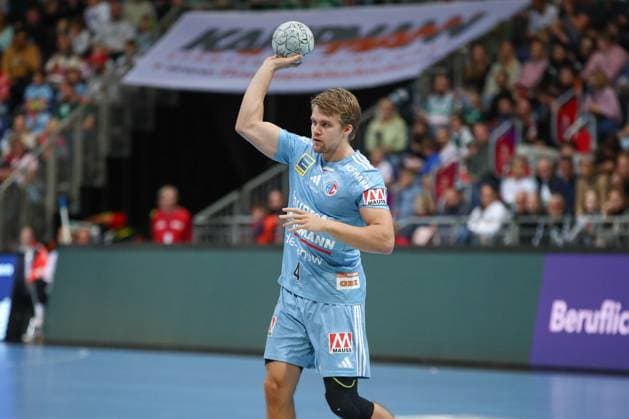 26.09.2025, xgox, Handball - Daikin HBL, TSV Hannover-Burgdorf - HC Erlangen emspor, v.l. Andri Mar Runarsson (Erlangen, 4) am Ball, plays the ball Hannover