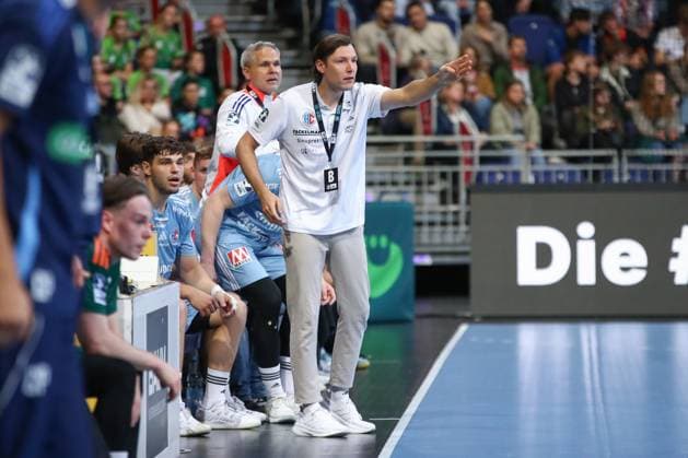 26.09.2025, xgox, Handball - Daikin HBL, TSV Hannover-Burgdorf - HC Erlangen emspor, v.l. Johannes Sellin (Erlangen, Trainer) gibt Anweisungen, gestikuliert mit den Armen, gesticulate, gives instructions Hannover