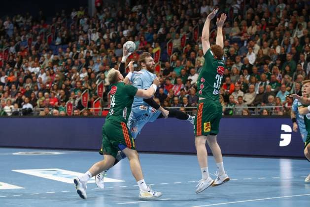 26.09.2025, xgox, Handball - Daikin HBL, TSV Hannover-Burgdorf - HC Erlangen emspor, v.l. Antonio Metzner (Erlangen, 27) wirft Tor, Torschuetze, erzielt Tor, Treffer, scores the goal Hannover