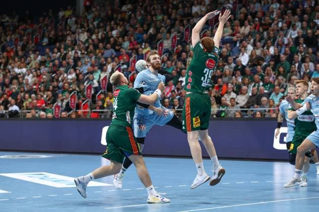 26.09.2025, xgox, Handball - Daikin HBL, TSV Hannover-Burgdorf - HC Erlangen emspor, v.l. Antonio Metzner (Erlangen, 27) wirft Tor, Torschuetze, erzielt Tor, Treffer, scores the goal Hannover