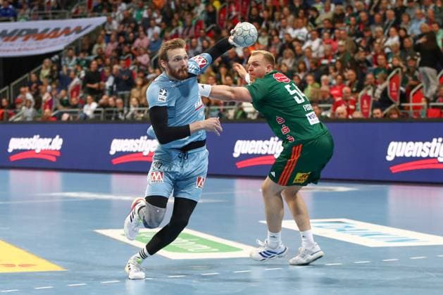26.09.2025, xgox, Handball - Daikin HBL, TSV Hannover-Burgdorf - HC Erlangen emspor, v.l. Antonio Metzner (Erlangen, 27) , Justus Fischer (Hannover, 54) Zweikampf, Duell, Kampf, tackle Hannover
