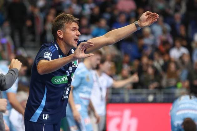 26.09.2025, xgox, Handball - Daikin HBL, TSV Hannover-Burgdorf - HC Erlangen emspor, v.l. Christian Prokop (Hannover, Trainer) gibt Anweisungen, gestikuliert mit den Armen, gesticulate, gives instructions Hannover