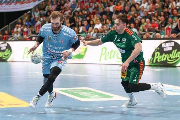 26.09.2025, xgox, Handball - Daikin HBL, TSV Hannover-Burgdorf - HC Erlangen emspor, v.l. Antonio Metzner (Erlangen, 27) , Leif Tissier (Hannover, 7) Zweikampf, Duell, Kampf, tackle Hannover
