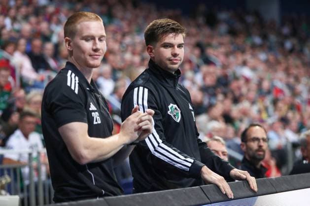26.09.2025, xgox, Handball - Daikin HBL, TSV Hannover-Burgdorf - HC Erlangen emspor, v.l. Jonathan Edvardsson (Hannover, 26) und Renars Uscins (Hannover, 10) muessen verletzungsbedingt das Spiel nur zuschauen, verletzt, Verletzung Hannover