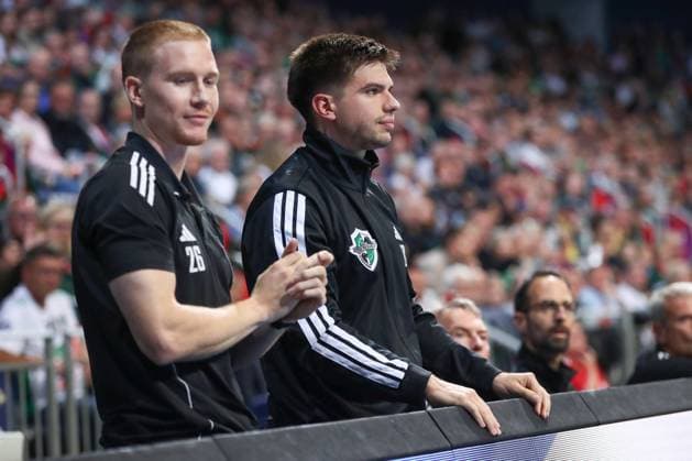 26.09.2025, xgox, Handball - Daikin HBL, TSV Hannover-Burgdorf - HC Erlangen emspor, v.l. Jonathan Edvardsson (Hannover, 26) und Renars Uscins (Hannover, 10) muessen verletzungsbedingt das Spiel nur zuschauen, verletzt, Verletzung Hannover