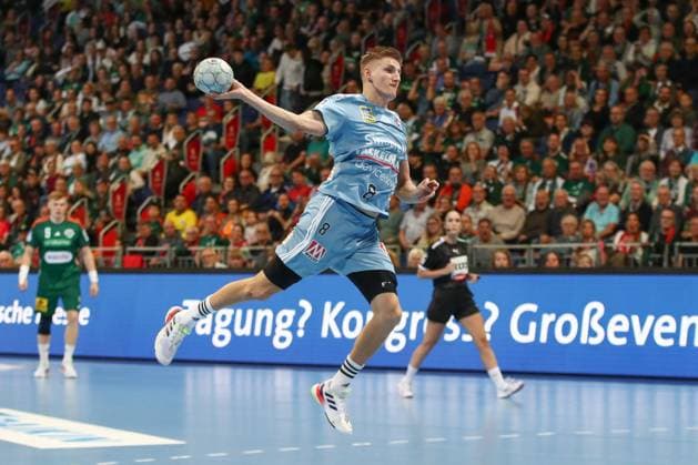26.09.2025, xgox, Handball - Daikin HBL, TSV Hannover-Burgdorf - HC Erlangen emspor, v.l. Sander Andreassen Overjordet (Erlangen, 8) wirft Tor, Torschuetze, erzielt Tor, Treffer, scores the goal Hannover