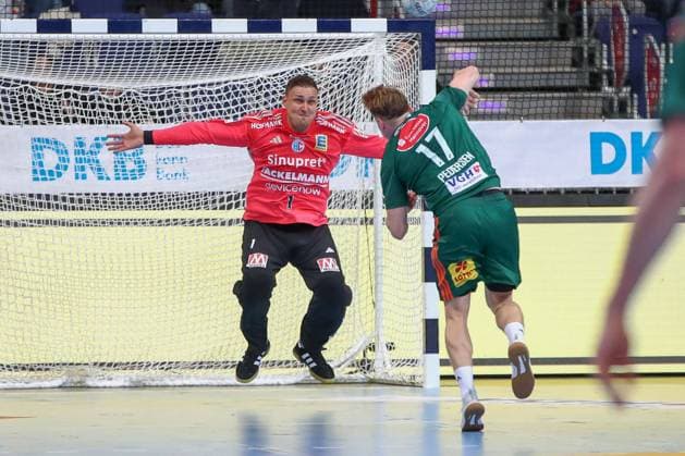 26.09.2025, xgox, Handball - Daikin HBL, TSV Hannover-Burgdorf - HC Erlangen emspor, v.l. Dario Quenstedt (Erlangen, 1) beim Siebenmeter August Baskar Pedersen (Hannover, 17) Hannover