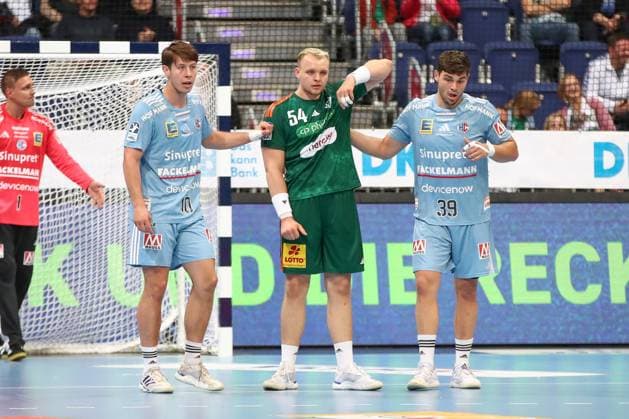 26.09.2025, xgox, Handball - Daikin HBL, TSV Hannover-Burgdorf - HC Erlangen emspor, v.l. Florian Scheerer (Erlangen, 10), Justus Fischer (Hannover, 54), Tobias Buck (Erlangen, 39) Zweikampf, Duell, Kampf, tackle Hannover