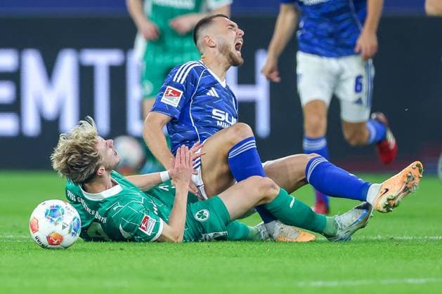 25.09.2025, Fußball, FC Schalke 04 - SpVgg Greuther Fürth, 7.Spieltag, 2. Fußball Bundesliga, Veltins-Arena Gelsenkirchen, Saison 2025 2026: Marco John (Greuther Fürth 24) stürzt zusammen im Zweikampf gegen Hasan Kurucay (Schalke04 04) DFB regulations prohibit any use of photographs as image sequences and or quasi-video. Nordrhein-Westfalen Deutschland