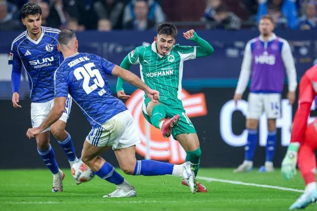 25.09.2025, Fußball, FC Schalke 04 - SpVgg Greuther Fürth, 7.Spieltag, 2. Fußball Bundesliga, Veltins-Arena Gelsenkirchen, Saison 2025 2026: Aaron Keller (Greuther Fürth 16) im Zweikampf gegen Mertcan Ayhan (Schalke04 43) und Nikola Katic (Schalke04 25) DFB regulations prohibit any use of photographs as image sequences and or quasi-video. Nordrhein-Westfalen Deutschland