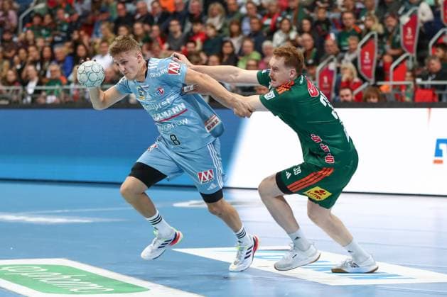 26.09.2025, xgox, Handball - Daikin HBL, TSV Hannover-Burgdorf - HC Erlangen emspor, v.l. Sander Andreassen Overjordet (Erlangen, 8), Lukas Stutzke (Hannover, 39) Zweikampf, Duell, Kampf, tackle Hannover