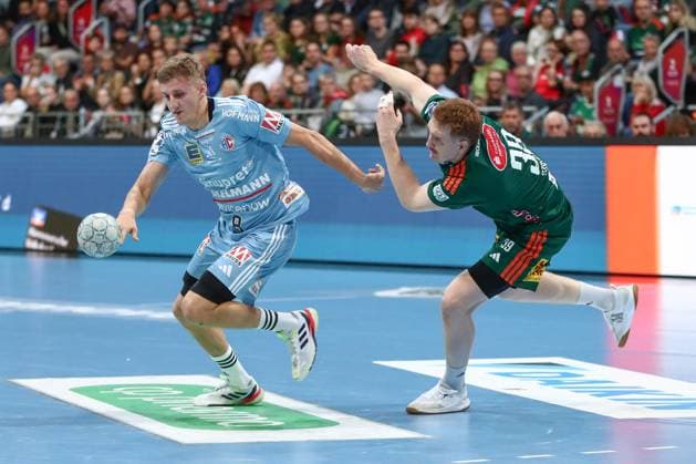 26.09.2025, xgox, Handball - Daikin HBL, TSV Hannover-Burgdorf - HC Erlangen emspor, v.l. Sander Andreassen Overjordet (Erlangen, 8), Lukas Stutzke (Hannover, 39) Zweikampf, Duell, Kampf, tackle Hannover
