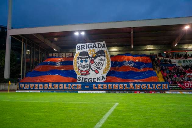 Choreo von den Fans von Sportfreunde Siegen vor dem Spiel Sportfreunde Siegen - VfL Bochum U21, U 21 26.09.2025 Fussball, Regionalliga West, 10. Spieltag, GER, Siegen, Leimbachstadion Siegen Copyright: HMBxMedia xMarcoxBader