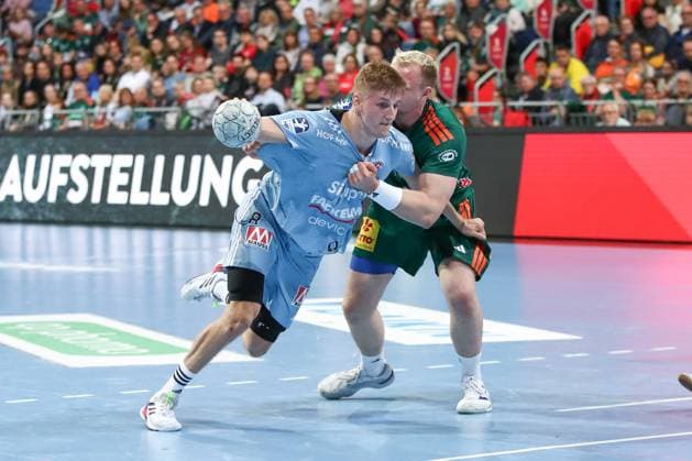 6.09.2025, xgox, Handball - Daikin HBL, TSV Hannover-Burgdorf - HC Erlangen emspor, v.l. Sander Andreassen Overjordet (Erlangen, 8), Justus Fischer (Hannover, 54) Zweikampf, Duell, Kampf, tackle 2 Hannover