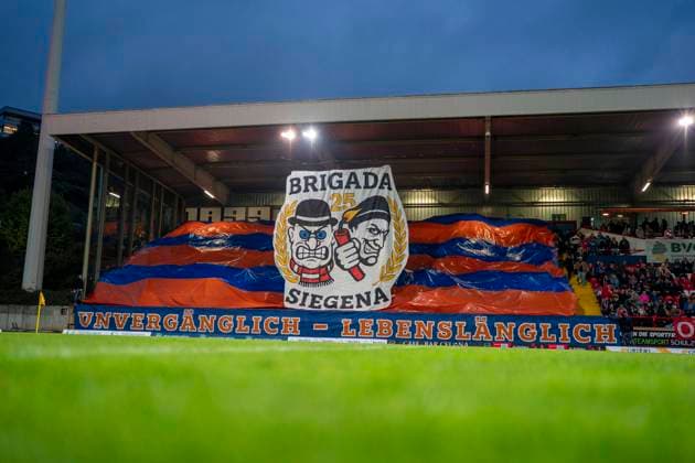 Choreo von den Fans von Sportfreunde Siegen vor dem Spiel Sportfreunde Siegen - VfL Bochum U21, U 21 26.09.2025 Fussball, Regionalliga West, 10. Spieltag, GER, Siegen, Leimbachstadion Siegen Copyright: HMBxMedia xMarcoxBader