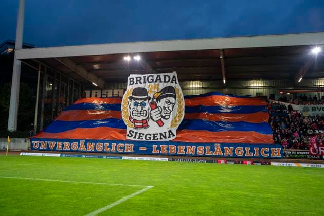 Choreo von den Fans von Sportfreunde Siegen vor dem Spiel Sportfreunde Siegen - VfL Bochum U21, U 21 26.09.2025 Fussball, Regionalliga West, 10. Spieltag, GER, Siegen, Leimbachstadion Siegen Copyright: HMBxMedia xMarcoxBader